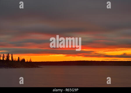 Sonnenuntergang über Ennadai Lake, Arktis Haven Lodge, Territorium Nunavut, Kanada Stockfoto