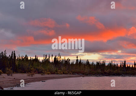 Sonnenuntergang über Ennadai Lake, Arktis Haven Lodge, Territorium Nunavut, Kanada Stockfoto