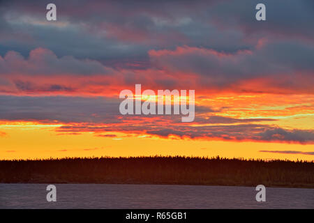 Sonnenuntergang über Ennadai Lake, Arktis Haven Lodge, Territorium Nunavut, Kanada Stockfoto