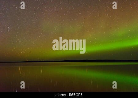 Aurora borealis über Ennadai Lake, Arktis Haven Lodge, Territorium Nunavut, Kanada Stockfoto