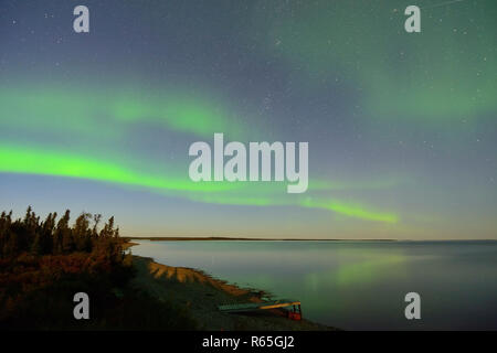 Aurora borealis über Ennadai Lake, Arktis Haven Lodge, Territorium Nunavut, Kanada Stockfoto