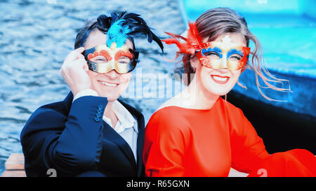 Glücklich der Mann und die Frau in der Maskerade Masken Stockfoto