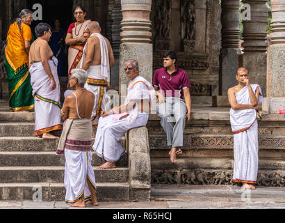 Belur, Karnataka, Indien - November 2, 2013: Chennakeshava Tempel. Warten Gruppe von Männern und Frauen vor der dunklen Stein Andal Heiligtum in den zeremoniellen Dre Stockfoto