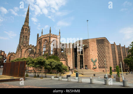 Coventry, Großbritannien, 26. Juli 2018: Ein Blick auf die historische Ruine von St. Michaels, die während des Zweiten Weltkriegs bombardiert wurde, neben der neuen und modernen Stockfoto