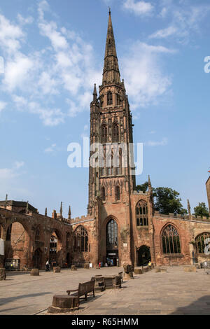 Der Turm und der Turm der alten Kathedrale von Coventry, die auch als St. Michaels, die während einer Bombardierung durch die Luftwaffe in der sek zerstört wurde bekannt Stockfoto