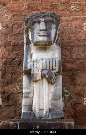 Coventry, Großbritannien, 26. Juli 2018: Eine Ansicht von Ecce Homo Statue in den Ruinen des alten Kathedrale von Coventry in Großbritannien, die von einem Luftw zerstört wurde. Stockfoto