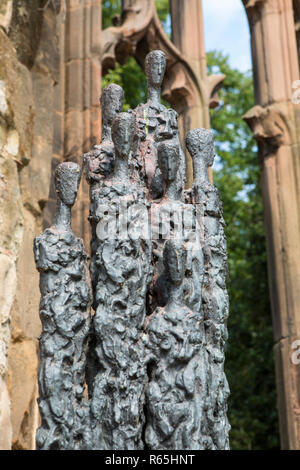 Coventry, Großbritannien, 26. Juli 2018: der Chor der Überlebenden Statue im Zerbombten die Ruinen der alten Kathedrale von Coventry - die Statue ist im Speicher o Stockfoto