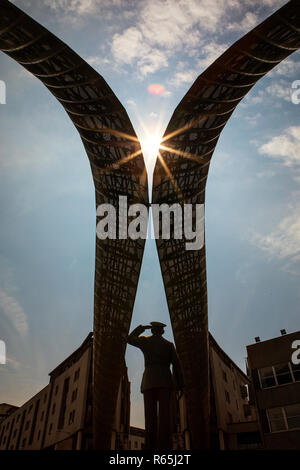Coventry, Großbritannien, 26. Juli 2018: Ein Blick auf die silhoutted Whittle Arch und der Statue von Frank Whittle - inven Der turbojet Engine, gelegen auf Millenn Stockfoto