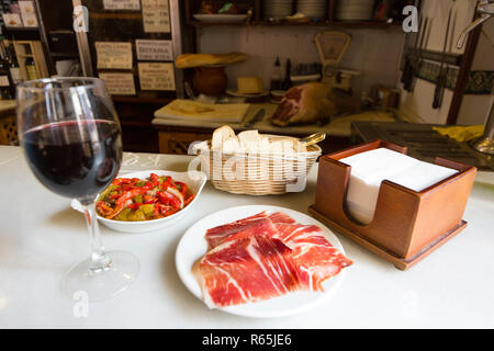 Jamon Serrano oder Iberico Schinken (trocken) im spanischen Tapas Bar in Sevilla, Andalusien, Spanien. Stockfoto