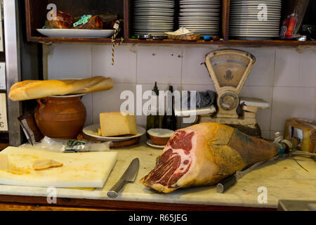 Jamon Serrano oder Iberico Schinken (trocken) im spanischen Tapas Bar in Sevilla, Andalusien, Spanien. Stockfoto