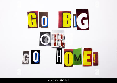 Ein Wort Schreiben von Text, Konzept der gehen Sie groß oder gehen Sie nach Hause aus verschiedenen Magazin Zeitung schreiben für Business Case auf den weißen Hintergrund mit Kopie Raum Stockfoto