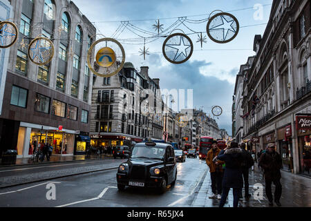 London Taxi, The Strand, London auf einem grauen nassen Dezember Nachmittag, London, England, Großbritannien Stockfoto