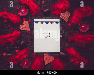 Blatt Papier mit der handschriftlichen Aufschrift LIEBE DICH Stockfoto