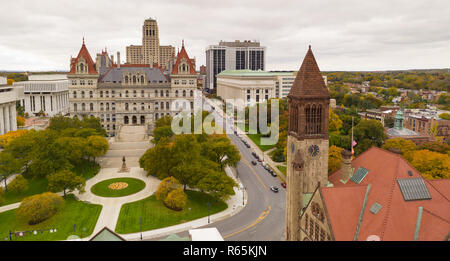 Sein ein knackig kalten Tag in Albany New York downtown am statehouse in dieser Luftaufnahme Rathaus im Vordergrund. Stockfoto