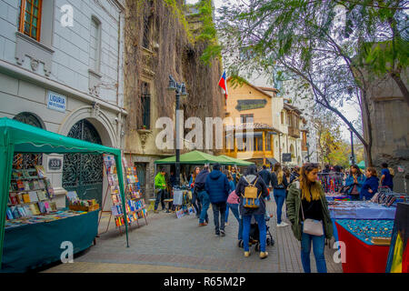 SANTIAGO, CHILE - 14. SEPTEMBER 2018: Touristen zu Fuß in den Straßen der Stadt von Santiago Zentrum Stockfoto