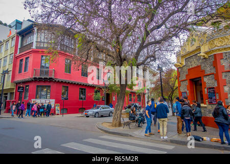 SANTIAGO, CHILE - 14. SEPTEMBER 2018: Touristen zu Fuß in den Straßen der Stadt von Santiago Zentrum Stockfoto