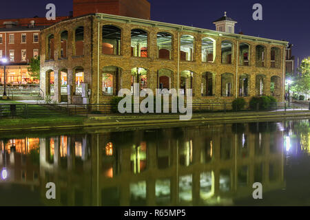 Malerische Nachtaufnahme von Greenville Downtown River und Gebäude mit Reflexionen heller Stockfoto