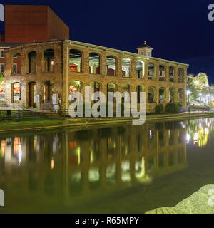 Malerische Nachtaufnahme von Greenville Downtown River und Gebäude mit Reflexionen heller Stockfoto