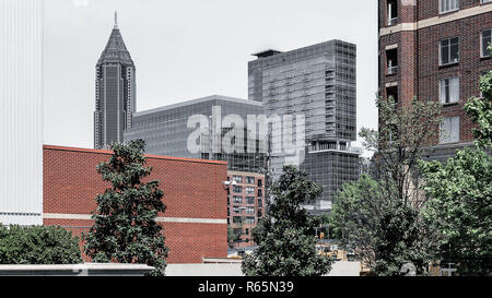 Einzigartige, Selektive Farbe entsättigt, Abstract, B&W Ansicht von Atlanta Wolkenkratzer und Vordergrund Gebäude mit orange Backsteine Stockfoto