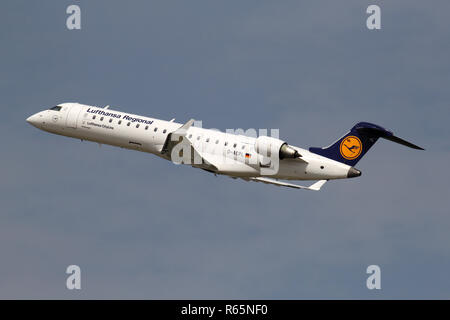 Deutsche Lufthansa CityLine Bombardier CRJ700 der Lufthansa Regional Lackierung mit der Registrierung D-Acpl nur Airborne am Flughafen Düsseldorf. Stockfoto