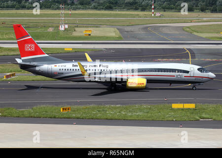 Deutsche TUIFly Boeing 737-800 in speziellen DB Air One/ICE-Lackierung mit der Registrierung D-Atue auf der Rollbahn des Flughafen Düsseldorf. Stockfoto