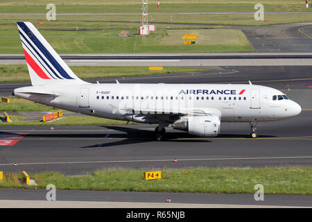 Air France Airbus A 318-100 mit der Registrierung F-GUGF auf der Rollbahn des Flughafen Düsseldorf. Stockfoto