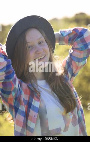 Portrait schöne jugendlich Mädchen in einen Hut auf der Natur Stockfoto