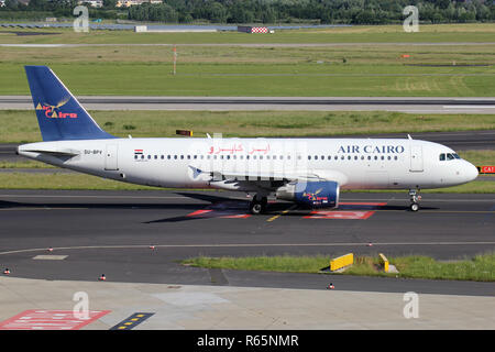 Ägyptische Air Cairo Airbus A320-200 mit der Registrierung SU-BPV auf der Rollbahn des Flughafen Düsseldorf. Stockfoto