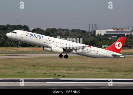 Turkish Airlines Airbus A 321-200 mit der Registrierung TC-JRG nur Airborne am Flughafen Düsseldorf. Stockfoto