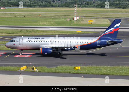 Aeroflot Russian Airlines Airbus A320-200 mit der Registrierung VP-BDY auf der Rollbahn des Flughafen Düsseldorf. Stockfoto