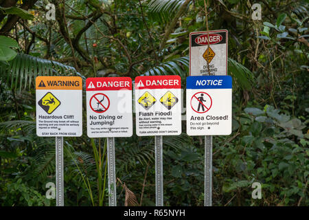 Hilo, Hawaii - Warnzeichen bei Rainbow fällt. Stockfoto
