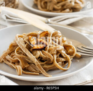 Vollkornbrot Tagliolini mit Pilze Steinpilze Stockfoto