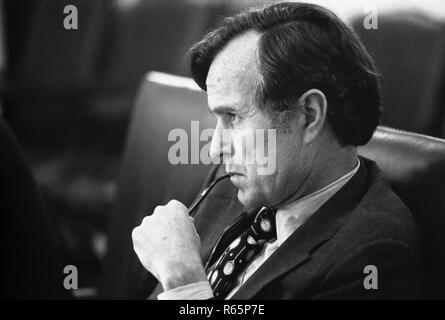 Direktor der CIA, George H.W. Bush (der später der 41. Präsident der Vereinigten Staaten sein), am 17. Juni 1976 aufmerksam zuhören während einer Sitzung nach dem Morde in Beirut, Libanon von US-Diplomaten Francis E. Meloy, Jr. und Robert O. Waring. Stockfoto