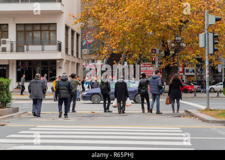 Ankara/Turkey-December 01 2018: Die Menschen warten auf einen Fußgängerüberweg für grünes Licht, die Straße zu überqueren Stockfoto