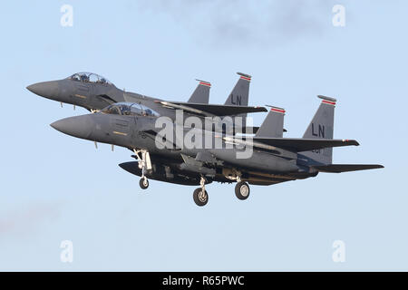 Paare Ansatz durch ein Schiff von Lakenheath basierte F-15E Strike Eagles zum Bewohner 48th Fighter Wing zugeordnet. Stockfoto