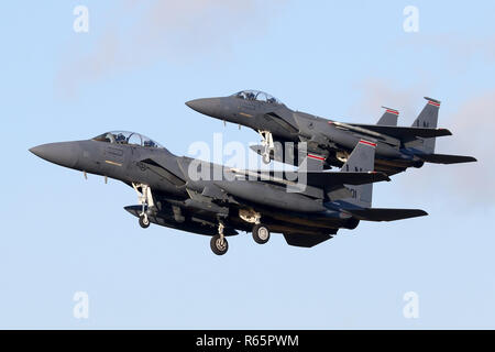 Paare Ansatz durch ein Schiff von Lakenheath basierte F-15E Strike Eagles zum Bewohner 48th Fighter Wing zugeordnet. Stockfoto