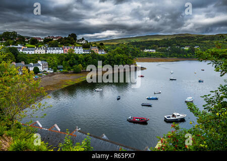 Hafen und die malerischen Häuser in der Stadt Portree auf der Insel Skye in Schottland Stockfoto