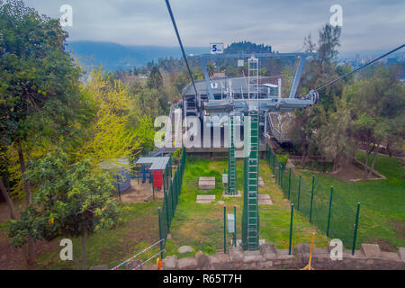 SANTIAGO, CHILE - 16. OKTOBER 2018: Cable Car in San Cristobal Hügel, mit Blick auf einen herrlichen Blick auf Santiago de Chile Stockfoto
