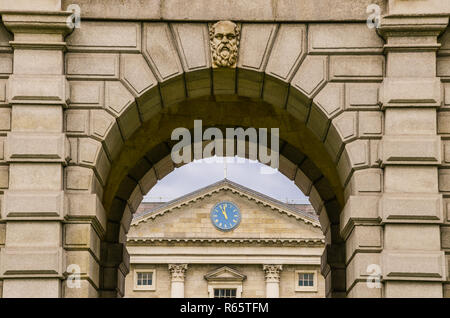 Uhr und erreichte Dach unter dem Bogen von einem Turm auf einem Hochschulcampus zentriert - Trinity College in Dublin, Irland Stockfoto