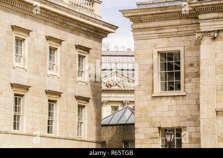 Elegantes Gebäude mit klassischer Architektur auf einem Hochschulcampus - Trinity College in Dublin, Irland Stockfoto