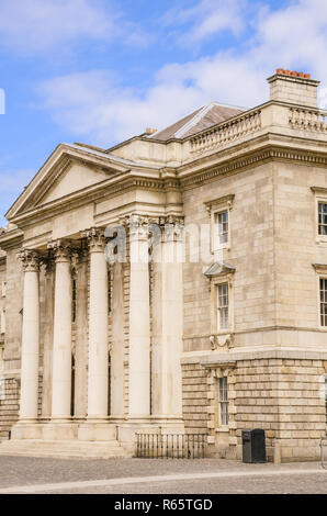 Elegantes Gebäude mit korinthischen Säulen und Portikus am Trinity College in Dublin, Irland Stockfoto