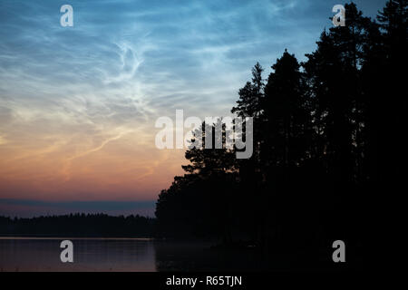 Nacht leuchtenden Wolken über dem See Stockfoto