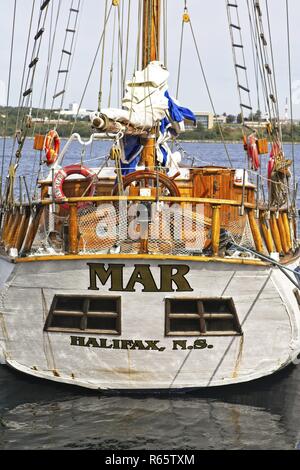 HALIFAX, Nova Scotia - September 22, 2015: Der Hafen von Halifax entfernt ist eine Promenade, die für die Öffentlichkeit geöffnet 24 Stunden am Tag, die Geschäfte, Restaurants Stockfoto