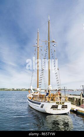 HALIFAX, Nova Scotia - September 22, 2015: Der Hafen von Halifax entfernt ist eine Promenade, die für die Öffentlichkeit geöffnet 24 Stunden am Tag, die Geschäfte, Restaurants Stockfoto