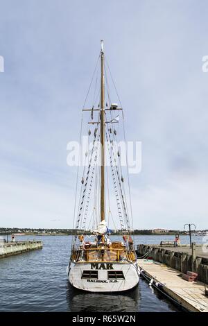 HALIFAX, Nova Scotia - September 22, 2015: Der Hafen von Halifax entfernt ist eine Promenade, die für die Öffentlichkeit geöffnet 24 Stunden am Tag, die Geschäfte, Restaurants Stockfoto