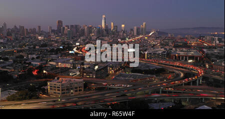 Verkehr geht in und aus der Stadt über die Autobahn 101 und die Bay Bridge in San Francisco CA Stockfoto