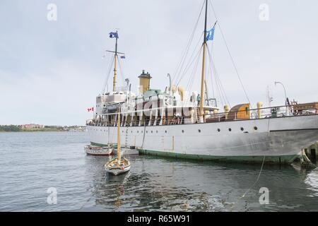 HALIFAX, Nova Scotia - September 22, 2015: Der Hafen von Halifax entfernt ist eine Promenade, die für die Öffentlichkeit geöffnet 24 Stunden am Tag, die Geschäfte, Restaurants Stockfoto