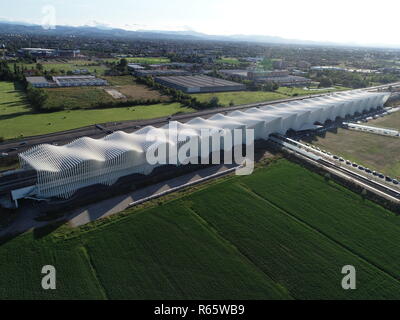 Luftaufnahme von AV Mediopadana High Speed Railway Station von Santiago Calatrava in Reggio Emilia, Italien Stockfoto