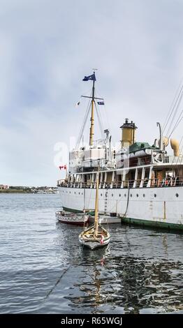 HALIFAX, Nova Scotia - September 22, 2015: Der Hafen von Halifax entfernt ist eine Promenade, die für die Öffentlichkeit geöffnet 24 Stunden am Tag, die Geschäfte, Restaurants Stockfoto