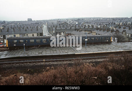 Diesel Multiple Unit bei Nelson Station auf der British Rail Preston zu Colne Eisenbahnlinie, Lancashire, Großbritannien Stockfoto